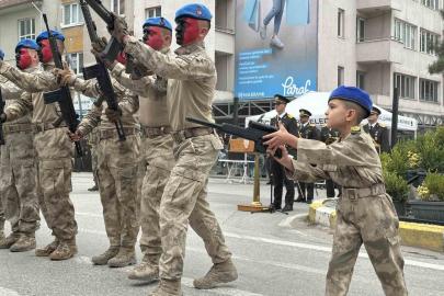 Komandoların gösterisine eşlik eden minik asker izleyenleri mest etti