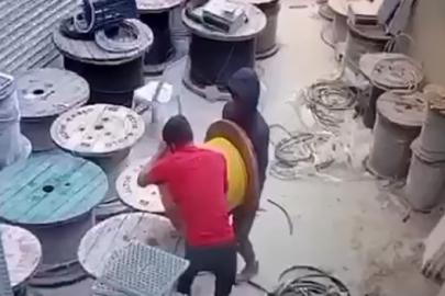 Konteynerlerden kablo vurgunu yaparken kameralara yakalanan suç makineleri tutuklandı