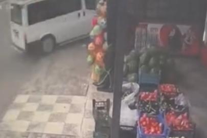 Kontrolden çıkan minibüs evin bahçesine düştü: O anlar kamerada