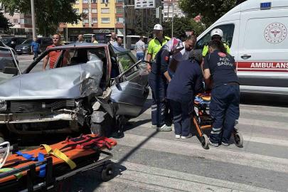 Kontrolden çıkan otomobil önce yayaya ardından sinyalizasyon direğine çarptı: 2 yaralı