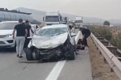 Kontrolden çıkan otomobil tıra ve bariyerlere çarptı: 3 yaralı