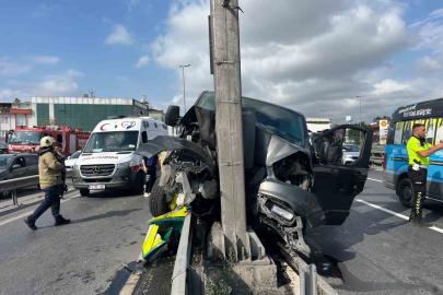 Küçükçekmece E5’te yaz kursuna giden çocukları taşıyan araç önce bariyere ardından direğe çarptı: 12 çocuk ve şoför yaralandı