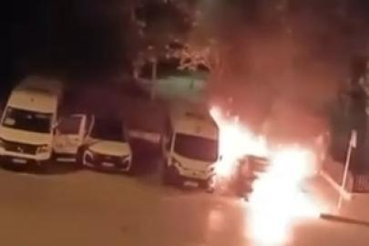 Küçükçekmece’de iki araç alevlere teslim oldu