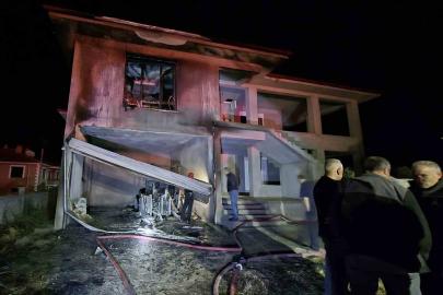 Kulu’da inşaatın garajındaki traktör yandı