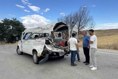 Kulu’da kamyonet ile minibüs çarpıştı
