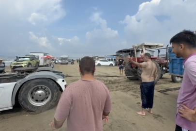 Kuma gömülen tırı iki traktör kurtardı