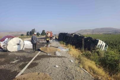 Kumlu’da kaza yapan tırdan yola rulo sac devrildi