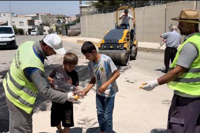 Kurtalan’da kavurucu sıcakta çalışan belediye ekiplerine çocuklardan soğuk su ikramı