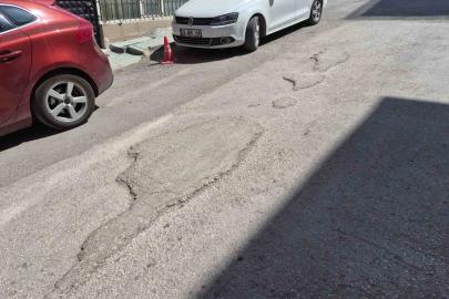 Kurtuluş Mahallesi’ndeki bozuk yollar sürücülere zorluk yaşatıyor