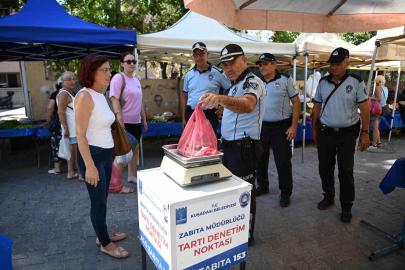 Kuşadası zabıtasından pazar denetimi