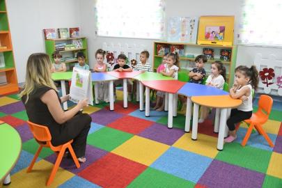 Kuşadası’nda miniklerin eğitim yolculuğu Çocuk Gelişim Merkezi’nde sürüyor