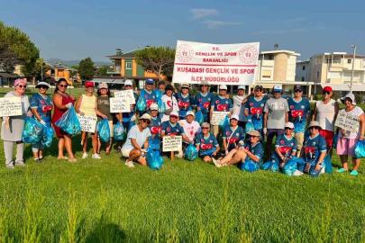 Kuşadası’nda sabah sporu sonrası çevre temizliği