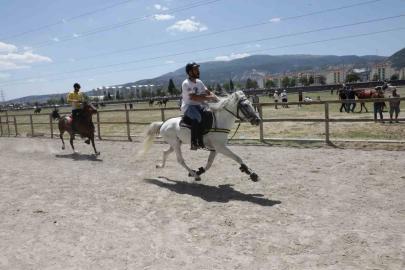 Kütahya’da Rahvan At Yarışları nefes kesti: 43 ilden 130’un üzerinde at şampiyonluk için koştu