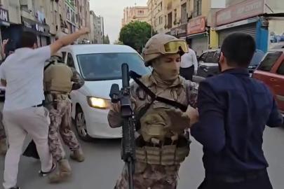 Kuytul çiftine gözaltıyı engellemek için polis aracının önüne yatmaya çalıştılar