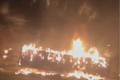 Kuzey Marmara Otoyolunda saman yüklü tır dorsesi alevlere teslim oldu