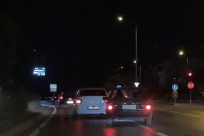 Makas atan sürücü hem yanındakileri hem trafiği tehlikeye attı