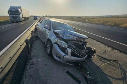 Mardin’de otomobil bariyerlere çarptı: 1 yaralı