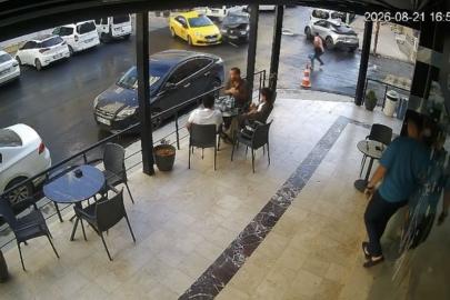 Mardin’de otomobilin kafenin girişine çarptığı anlar kamerada