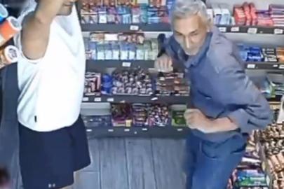 Markette kendini müziğin ritmine kaptıran müşteri ve esnaf kamerada