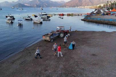 Marmaris’te halk plajları temizleniyor