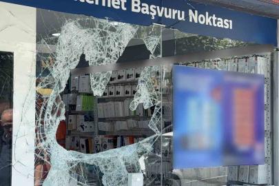 Maskeli hırsızlar camını odunla kırdıkları mağazadan 400 bin liralık telefon çaldı