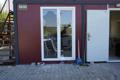 Maskeli saldırgan, beyzbol sopasıyla kooperatifin pencerelerini kırıp kaçtı