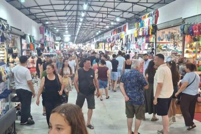 Mavişehir Pazar Yeri tatilcilerin ve yerlilerin akınına uğradı