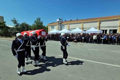 Merhum polis babasını asker selamı ile uğurladı