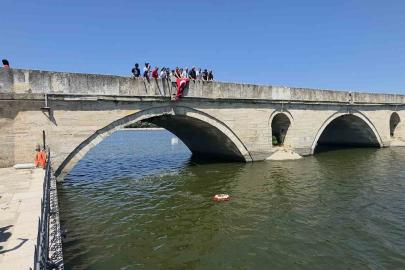 Meriç Nehri’ne bırakılan çiçeklerle Porajmos kurbanları anıldı