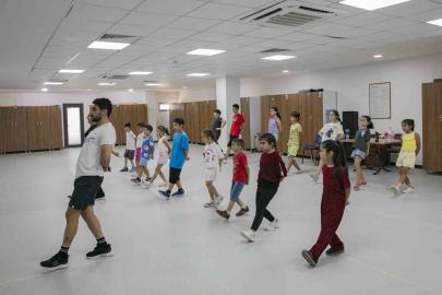 Mersin’de çocuklara ücretsiz halk oyunları kursu