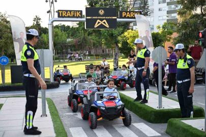 Mersin’de minikler trafik kurallarını direksiyon başında öğrendi
