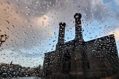 Meteorolojiden 2 ile "Sarı" kodlu uyarı: Kuvvetli sağanak ve dolu bekleniyor