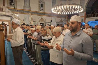 Mevlid Kandili’nde tarihi Çapanoğlu Camii’nde dualar edildi