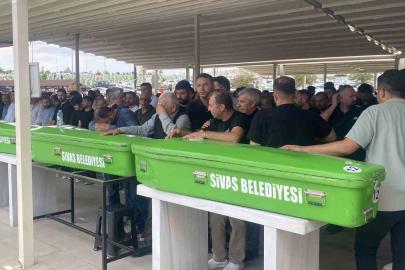 Minibüs kazasında hayatını kaybeden 3 kişi son yolculuğuna uğurlandı