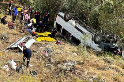 Minibüs şarampole uçtu: 4 ölü, 10 yaralı
