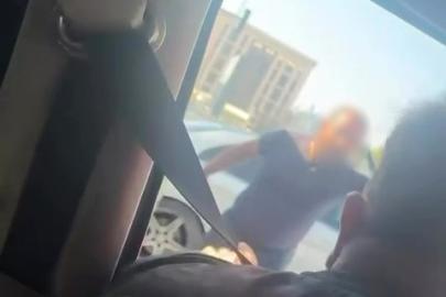 Minibüs şoförü ile otomobil sürücüsü arasındaki gerginlik kamerada
