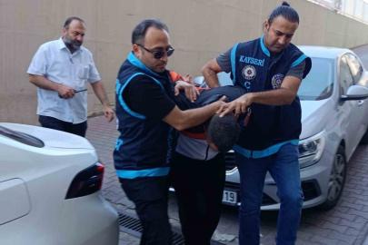 Misafir olarak gittiği evin sahibini bıçaklayarak öldüren şüpheli adliyeye sevk edildi