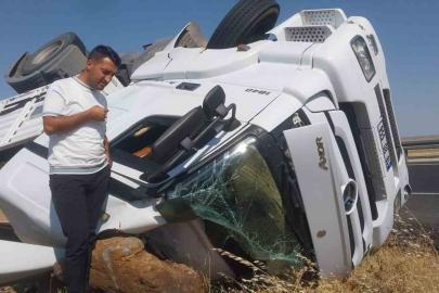 Mobilya yüklü tır devrildi, sürücü hafif yaralandı