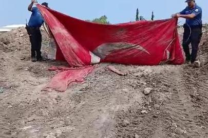 Moloz yığınları arasındaki Türk bayrağını öpüp, başına koyan polis takdir topladı