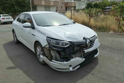 Motosiklet ile otomobil çarpıştı: 2 yaralı