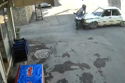 Motosiklet sürücüsü metrelerce havaya fırladı