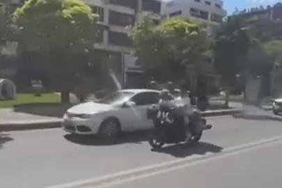 Motosiklete ters oturarak yaptıkları kasksız yolculuk ’pes’ dedirtti