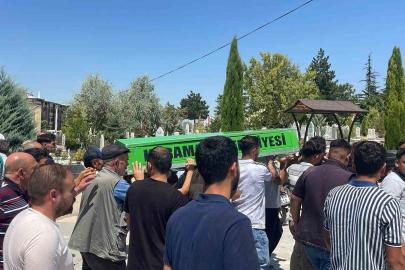 Motosikletin otomobile ok gibi saplandığı kazada ölen genç toprağa verildi