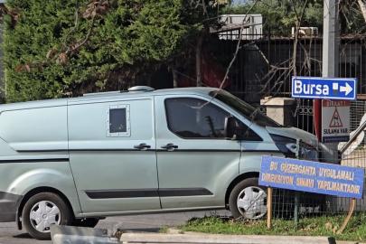 Mudanya’da zırhlı banka aracı elektrik direğine çarptı