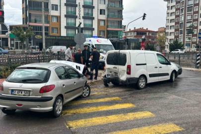 Niğde’de 3 araç birbirine girdi: 1 yaralı