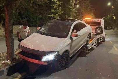 Niğde’de otomobil refüjdeki ağaçlara çarptı: 2 yaralı
