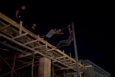 Ödemesini alamayan işçi, elektrik direğine çıktı