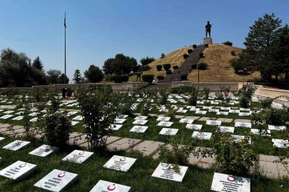 Öğrenciler 510 şehit mezarının taşını okul atölyesinde yapıp mezarları yenilediler