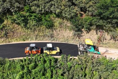 Ordu Büyükşehir, 2 ilçede mahalleleri bağlayan yolu sıcak asfaltla buluşturdu