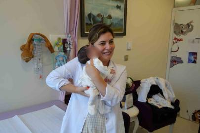 Organları dışarıda doğan bebek, Samsun’da hayata tutundu